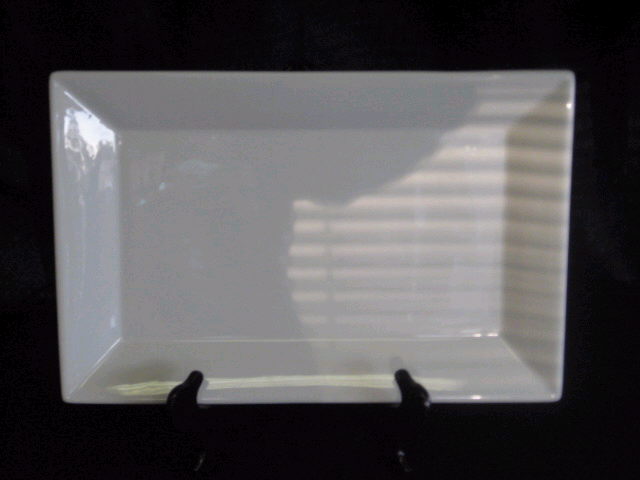 Rental store for WHITE PORCELAIN 10X16 PLATTER in Batesville MS